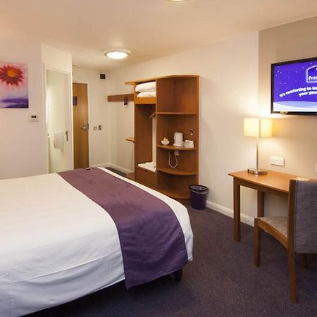 Premier Inn Swindon Central Buitenkant foto