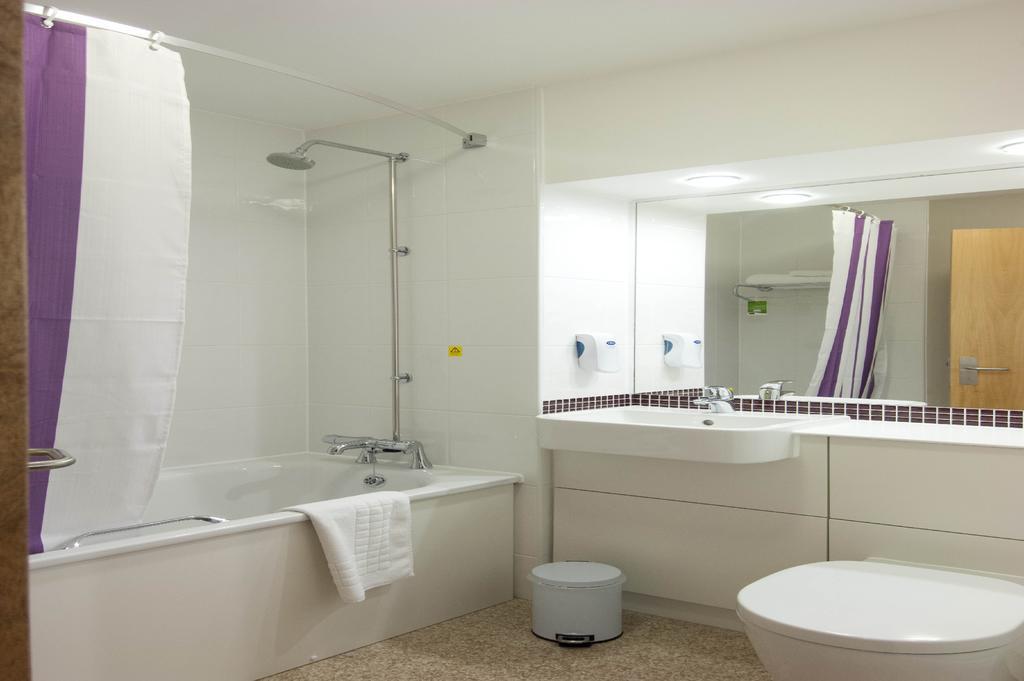 Premier Inn Swindon Central Buitenkant foto