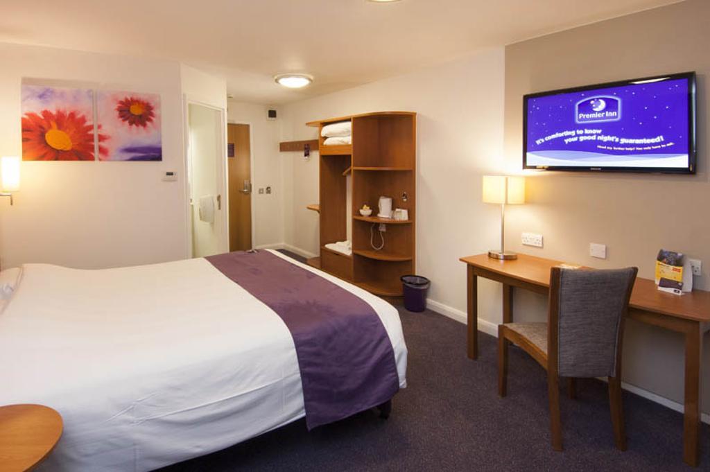 Premier Inn Swindon Central Buitenkant foto