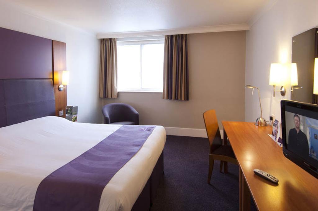 Premier Inn Swindon Central Buitenkant foto