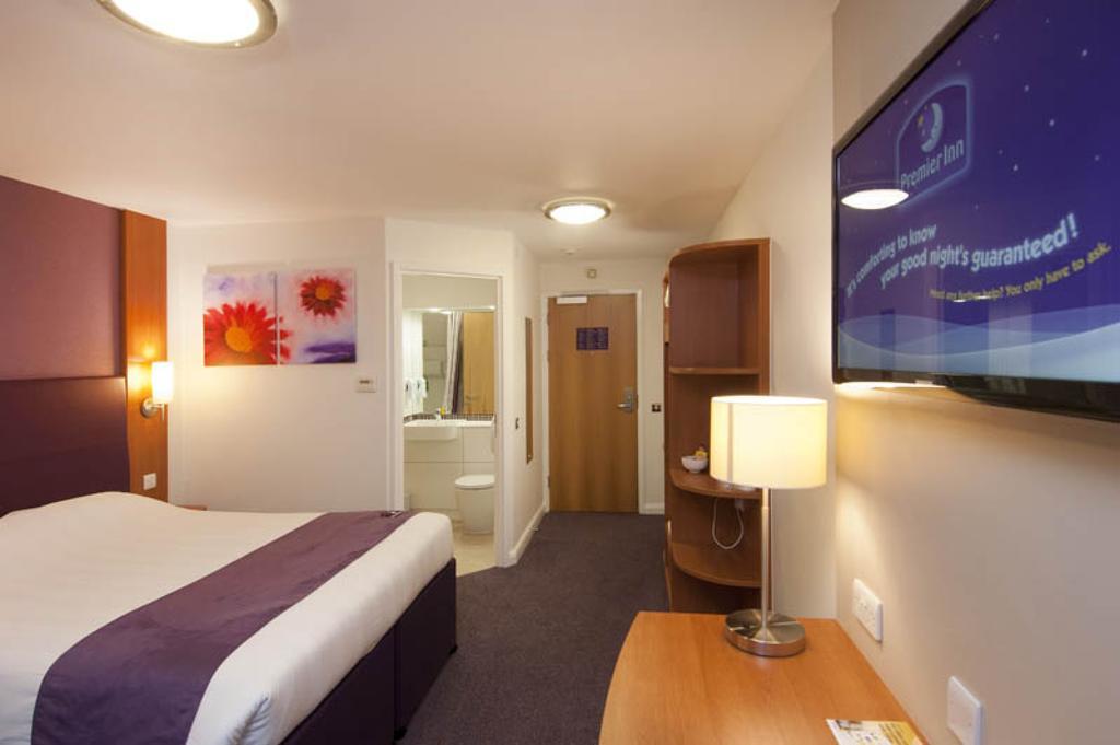 Premier Inn Swindon Central Buitenkant foto
