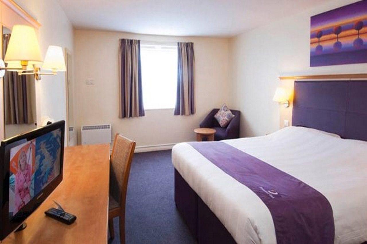 Premier Inn Swindon Central Buitenkant foto